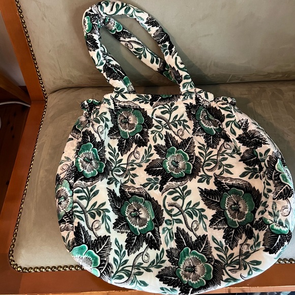 Elegant Floral Shoulder Bag in Green and Black - Picture 4 of 7